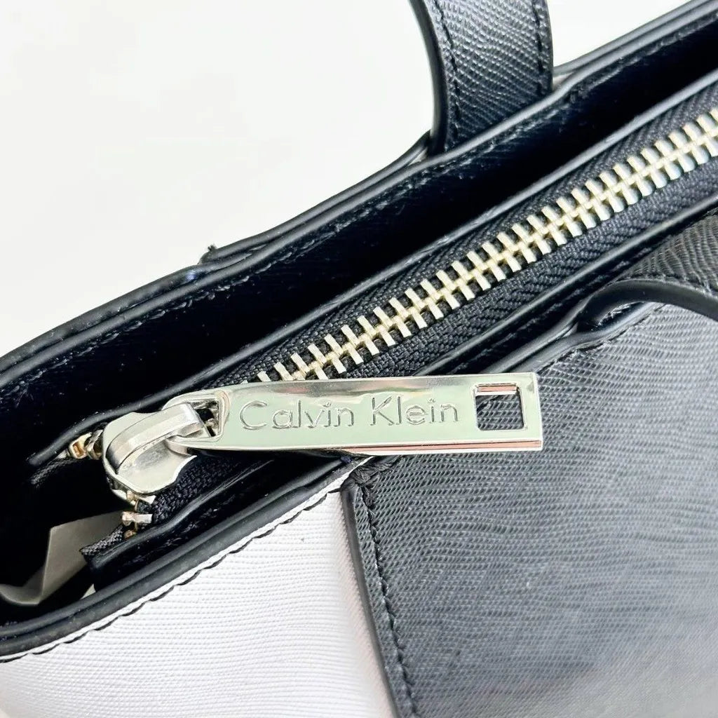 Calvin Klein Women's SIGNATURE TOTE CB94