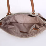 ⁦Michael Kors Charlotte Large MK Siganture Top-Zip Tote Vanilla/Brown⁩ - الصورة ⁦2⁩