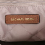 ⁦Michael Kors Charlotte Large MK Siganture Top-Zip Tote Vanilla/Brown⁩ - الصورة ⁦5⁩