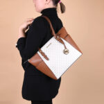 ⁦Michael Kors Charlotte Large MK Siganture Top-Zip Tote Vanilla/Brown⁩ - الصورة ⁦11⁩